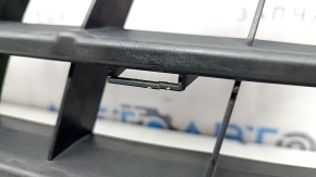 Rama grilei radiatorului Audi Q7 16-19 lipsește un fragment, prezintă crăpături și elemente de fixare rupte