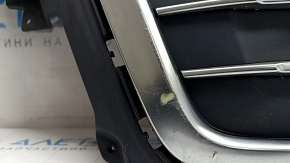 Решетка радиатора grill в сборе Audi Q7 16-19 серая, под парктроники, с эмблемами, царапины, трещины
