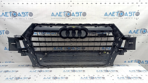 Решетка радиатора grill в сборе Audi Q7 16-19 серая, под парктроники, с эмблемами, царапины, трещины