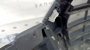 Решетка радиатора grill в сборе Audi Q7 16-19 серая, под парктроники, с эмблемами, царапины, трещины