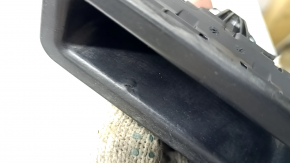 Butonul pentru deschiderea portbagajului unui BMW 5 G30 17-23 de sub cameră este uzat