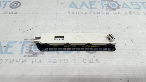 Плафон освещения багажника правый Audi Q7 16-26 черный, царапины, скол