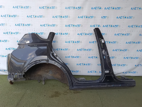 Sfert din aripa spate dreapta a unui Toyota Rav4 13-18, tăiat cu apărătoarea, cu stâlp central, negru, sub partea din spate a mașinii, denivelări, coroziune