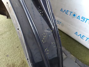 Sfert din aripa spate dreapta a unui Toyota Rav4 13-18, tăiat cu apărătoarea, cu stâlp central, negru, sub partea din spate a mașinii, denivelări, coroziune