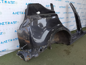 Sfert din aripa spate dreapta a unui Toyota Rav4 13-18, tăiat cu apărătoarea, cu stâlp central, negru, sub partea din spate a mașinii, denivelări, coroziune