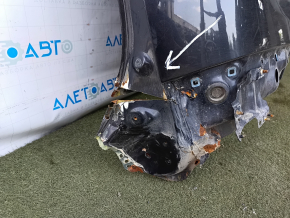 Sfert din aripa spate dreapta a unui Toyota Rav4 13-18, tăiat cu apărătoarea, cu stâlp central, negru, sub partea din spate a mașinii, denivelări, coroziune