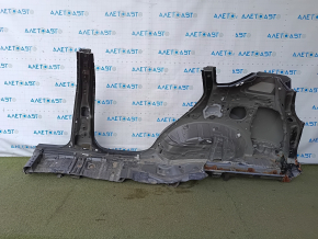 Sfert din aripa spate dreapta a unui Toyota Rav4 13-18, tăiat cu apărătoarea, cu stâlp central, negru, sub partea din spate a mașinii, denivelări, coroziune