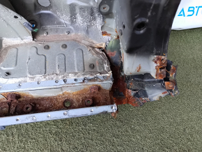 Sfert din aripa spate dreapta a unui Toyota Rav4 13-18, tăiat cu apărătoarea, cu stâlp central, negru, sub partea din spate a mașinii, denivelări, coroziune