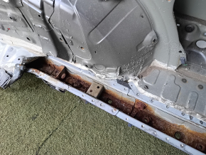 Sfert din aripa spate dreapta a unui Toyota Rav4 13-18, tăiat cu apărătoarea, cu stâlp central, negru, sub partea din spate a mașinii, denivelări, coroziune