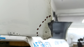 Bara spate nefinisată BMW 5 G30 17-20 pentru senzori de parcare, PMA și evacuare largă, albă, colțuri îndoite, zgârieturi
