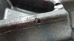 Spuma de plastic din portbagajul de sub roata de rezervă a BMW-ului 5 G30 17-23 este zdrobită