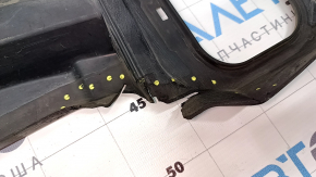 Deflectorul superior al radiatorului de la BMW 5 G30 17-23 are garnitura uscată