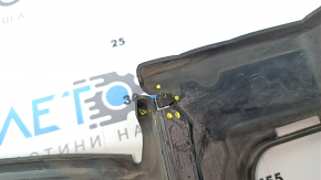 Deflectorul superior al radiatorului de la BMW 5 G30 17-23 are garnitura uscată