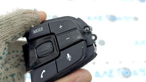 Butoanele de comandă de pe volanul BMW 5 G30 17-22 sunt negre, Sport, pentru radar distronic și menținerea benzii de rulare și sunt uzate