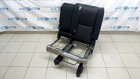 Spatele scaunelor din spate, al doilea rând, stânga, Nissan Rogue 17-20, material textil negru, cu centură, cotieră și cadru inferior, este șifonat