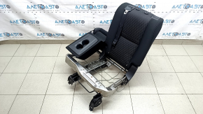 Spatele scaunelor din spate, al doilea rând, stânga, Nissan Rogue 17-20, material textil negru, cu centură, cotieră și cadru inferior, este șifonat