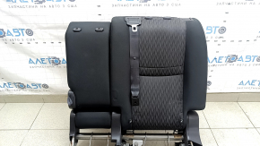 Spatele scaunelor din spate, al doilea rând, stânga, Nissan Rogue 17-20, material textil negru, cu centură, cotieră și cadru inferior, este șifonat