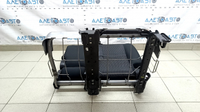 Spatele scaunelor din spate, al doilea rând, stânga, Nissan Rogue 17-20, material textil negru, cu centură, cotieră și cadru inferior, este șifonat