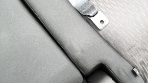 Spatele scaunelor din spate, al doilea rând, stânga, Nissan Rogue 17-20, material textil negru, cu centură, cotieră și cadru inferior, este șifonat