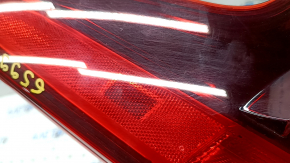 Близкий план степени потёртости на крышке фонаря заднего правого Nissan Rogue Sport