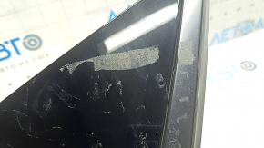 Dop triunghiular pentru aripa spate stânga Nissan Ariya 23-26 cu bandă neagră, lipit