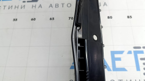 Dop triunghiular pentru aripa spate dreapta a unui Nissan Ariya 23-26 cu mulaj negru, îndoit, zgârieturi