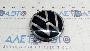 Эмблема решетки радиатора VW Jetta 22-25 под дистроник, трещинки, сколы, надломаны крепления