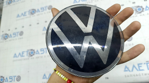 Эмблема решетки радиатора VW Jetta 22-25 под дистроник, трещинки, сколы, надломаны крепления