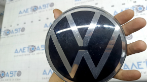 Эмблема решетки радиатора VW Jetta 22-25 под дистроник, трещинки, сколы, надломаны крепления