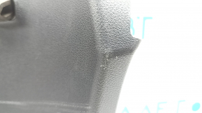 Garnitura inferioară a portbagajului modelului Nissan Ariya 23-26 este neagră, există zgârieturi, plasticul a devenit alb, elementul de fixare este rupt