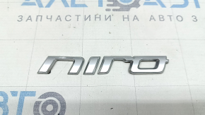Inscripția emblemei NIRO de pe portbagajul modelului Kia Niro 17-22 este umflată în crom