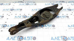 Brațul de control inferior de sub arcul dreapta spate al modelului Honda Accord 18-22 2.0 hibrid este ruginit
