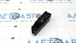 Butoanele de control de pe consola centrală din dreapta a modelului Mercedes GLC 19-20 prezintă zgârieturi