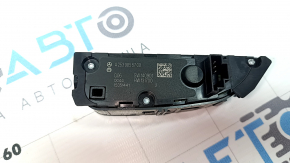 Butoanele de control de pe consola centrală din dreapta a modelului Mercedes GLC 19-20 prezintă zgârieturi