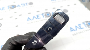 Butoanele de control de pe consola centrală din dreapta a modelului Mercedes GLC 19-20 prezintă zgârieturi
