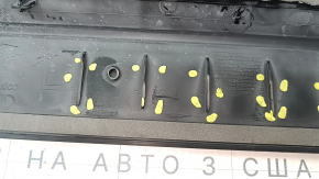 Накладка порога внешняя передняя левая Audi Q5 80A 18-25 черная с хромом, потерта, сломаны ребра