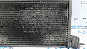 Condensatorul radiatorului de aer condiționat Mercedes GLC 16-22 este zdrobit, fagurii sunt zdrobiți