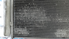 Condensatorul radiatorului de aer condiționat Mercedes GLC 16-22 este zdrobit, fagurii sunt zdrobiți