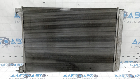 Condensatorul radiatorului de aer condiționat Mercedes GLC 16-22 este zdrobit, fagurii sunt zdrobiți