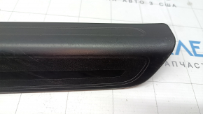 Ornament prag exterior față stânga Audi Q3 8U 15-18 negru, zgârieturi, ghidaj rupt