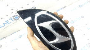 Zgârieturi pe emblema hayonului la Hyundai Tucson 22-24