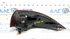Stopul exterior de pe aripa stângă a unui Mercedes W167 GLE 350 450 20-23 are un colț rupt