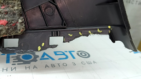 Обшивка арки правая VW Tiguan 18-19 черная под 3 ряда, с рычагом откидывания задних сидений, без решетки, царапины, потерта