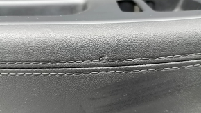 Обшивка двери карточка передняя левая Hyundai Santa FE 21-23 черная, с накладкой, вставка и подлокотник кожа черная, молдинг серый ромб, царапины, под чистку