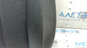 Tapițeria spătarului scaunului șoferului la Hyundai Santa FE 21-23 este din material textil negru, încălzită și poate fi curățată