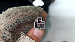 Tapițeria spătarului scaunului șoferului la Hyundai Santa FE 21-23 este din material textil negru, încălzită și poate fi curățată