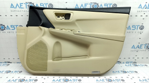 Обшивка двери карточка передняя правая Toyota Camry v55 15-17 usa бежевая с бежевой вставкой пластик, подлокотник резина, под химчистку, царапины, трещина в креплении
