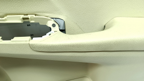 Обшивка двери карточка передняя правая Toyota Camry v55 15-17 usa бежевая с бежевой вставкой пластик, подлокотник резина, под химчистку, царапины, трещина в креплении