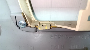 Обшивка двери карточка передняя правая Toyota Camry v55 15-17 usa бежевая с бежевой вставкой пластик, подлокотник резина, под химчистку, царапины, трещина в креплении