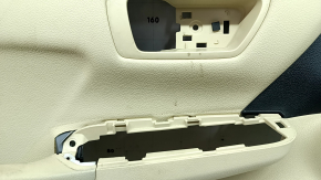Обшивка двери карточка передняя левая Toyota Camry v55 15-17 usa бежевая с бежевой вставкой пластик, подлокотник резина, под химчистку, царапины